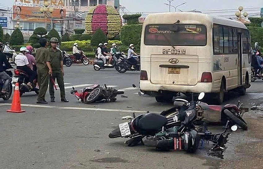 Ôtô tông 6 xe máy dừng đèn đỏ ở Đồng Nai