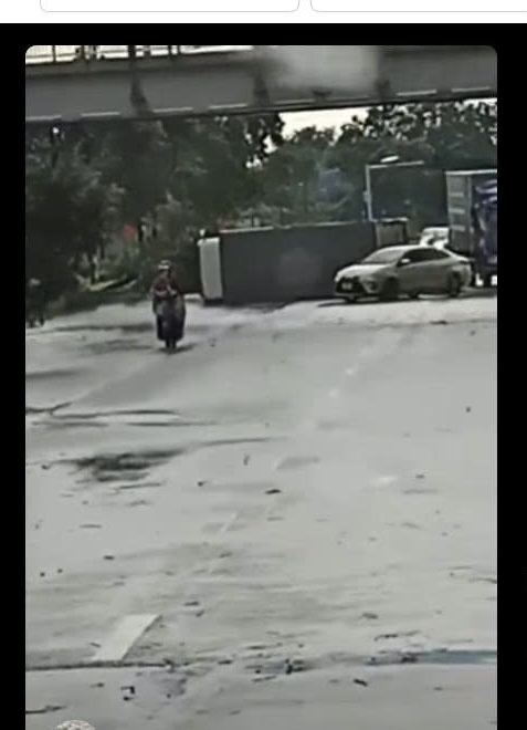 Tận cảnh cơn lốc đi qua làm lật chiếc ô tải