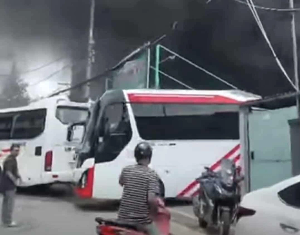 Cháy bãi giữ ôtô trong khu dân ở TP HCM