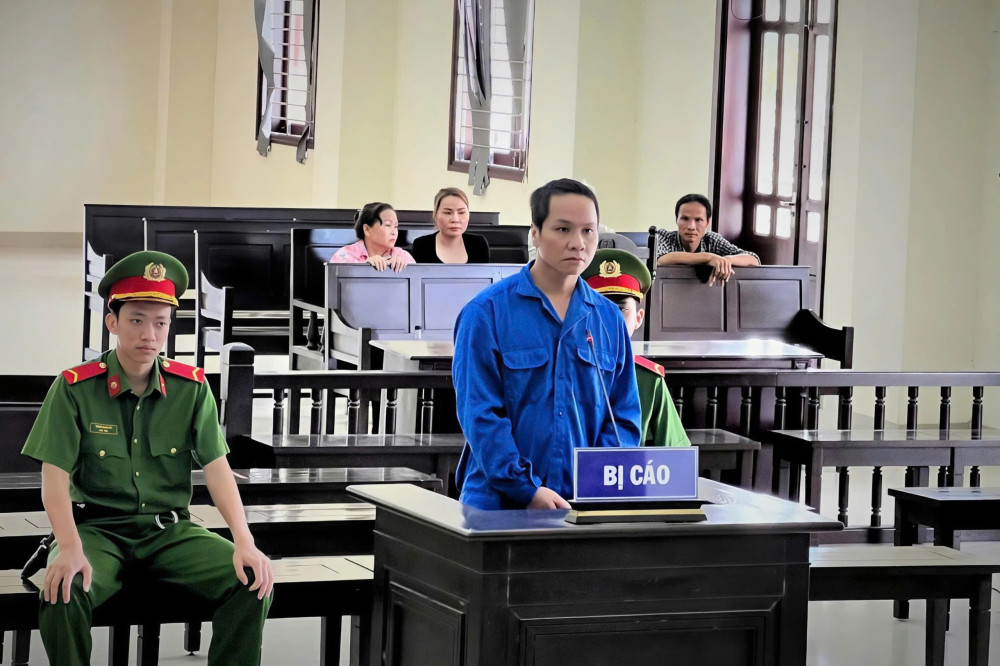 Dùng kéo đâm bạn gây thương tích 32% từ mâu thuẫn trong lúc đánh bài ăn tiền