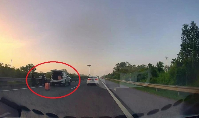 Cảnh báo nguy hiểm từ việc thay lốp ngay làn 120 km/h trên cao tốc Hà Nội – Ninh Bình