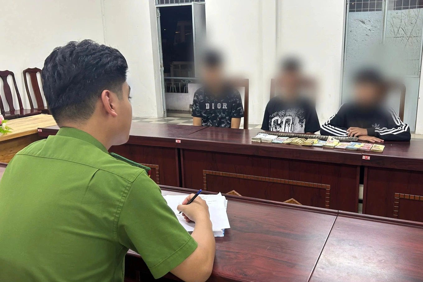 Lợi dụng mưa bão, nhóm thiếu niên đột nhập nhà hàng trộm két sắt