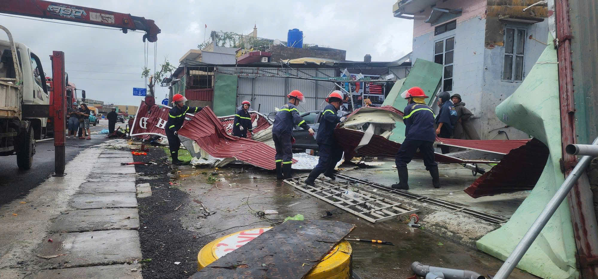 Lốc xoáy vừa xuất hiện tại Thái Thuỵ – Thái Bình khiến nhiều ngôi nhà sập, tốc mái, đổ cột điện 😢😢
