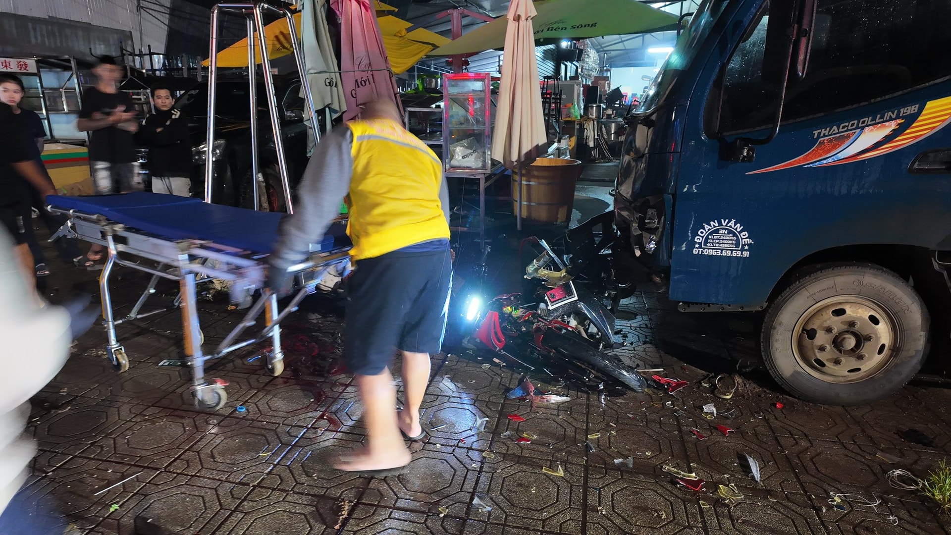 Xe máy tông xe tải, 2 thanh niên tử vong