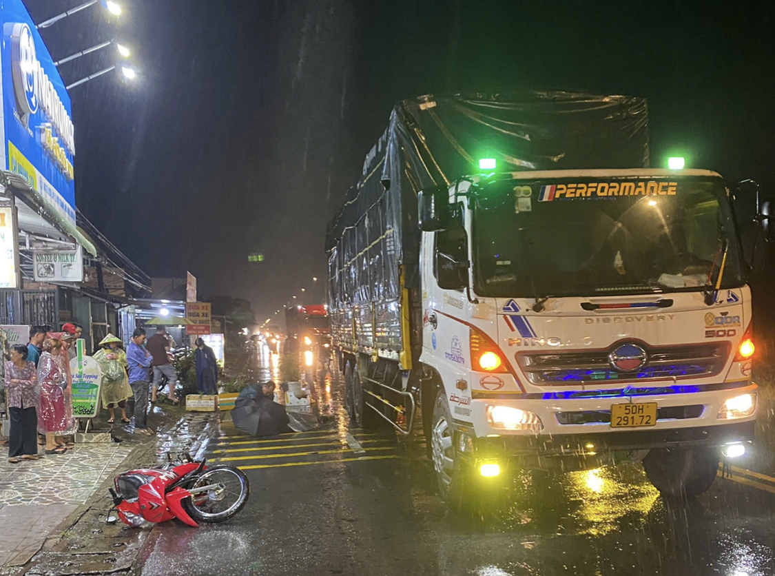 Tây Ninh: Cô giáo tử vong tại chỗ sau va chạm giữa xe máy và ô tô tải