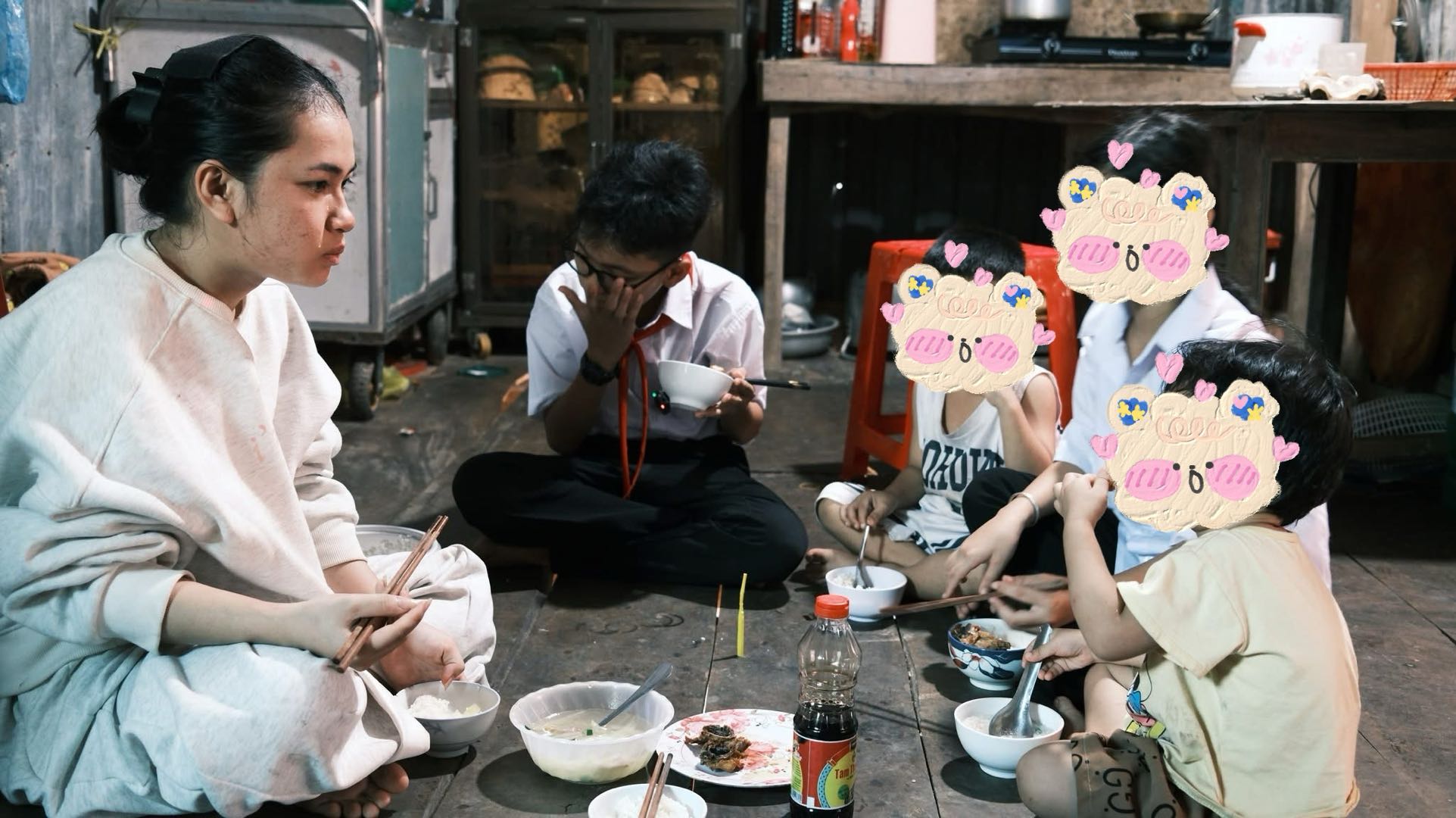 Cô bé 15 tuổi vừa làm cha, vừa làm mẹ: Đi nhổ cỏ thuê, ra chợ xin đồ ăn thừa để chăm 4 em m,ồ c,ô,i