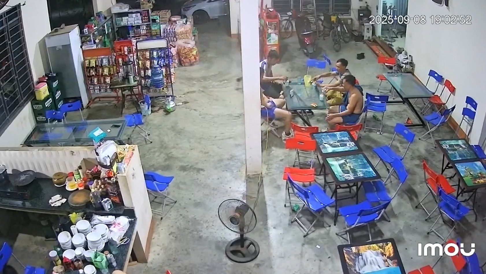 Nghệ An: Người đàn ông chơi thể thao xong vào quán ngồi thì g.ụ.c xuống sàn nhà