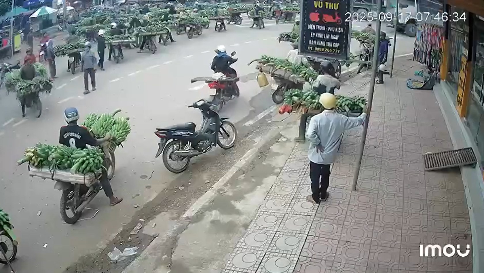 Xe tải lao vào chợ, ít nhất 3 người chết, nhiều người bị thương