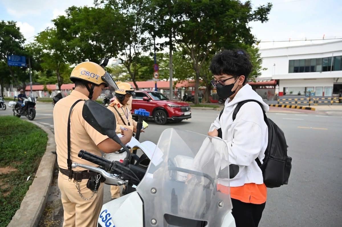 Nhiều người ở TP HCM bị phạt vì đi bộ sang đường sai quy định