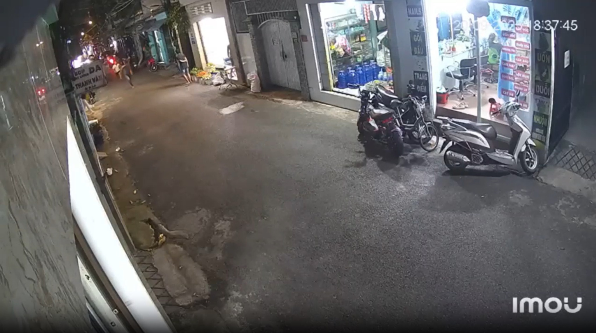 TPHCM: 1 người đàn ông b! 2 thanh niên 👊🤛 g~ục bên đường