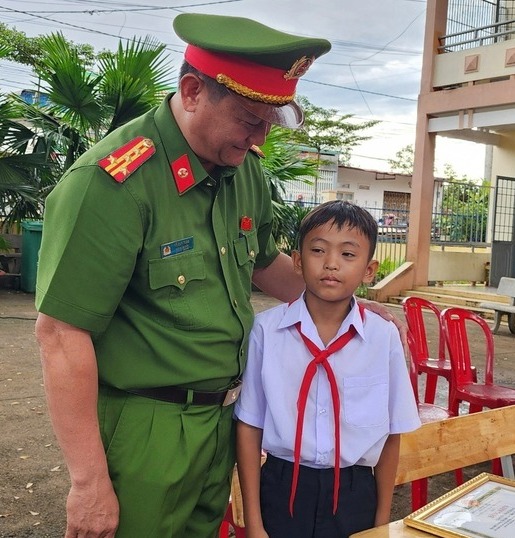 Học sinh dũng cảm cứu bạn trong vụ thảm án ở Đắk Lắk được tặng bằng khen, sổ tiết kiệm