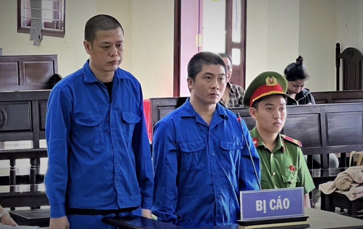 Hai đối tượng cướp giật dây chuyền vàng khiến nạn nhân thương tật lĩnh tổng 37 năm tù