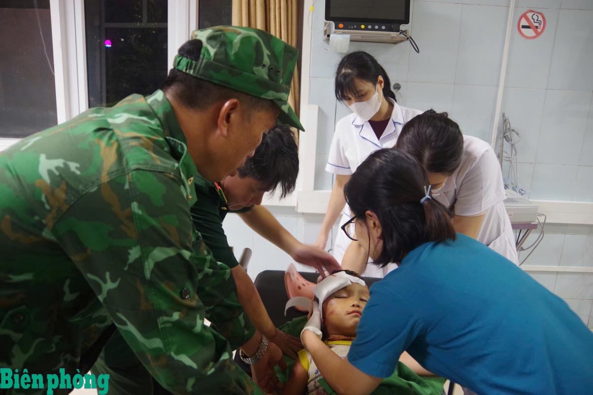 Cấp cứu kịp thời cháu bé người dân tộc Dao ngã xuống cầu, chấn thương nặng