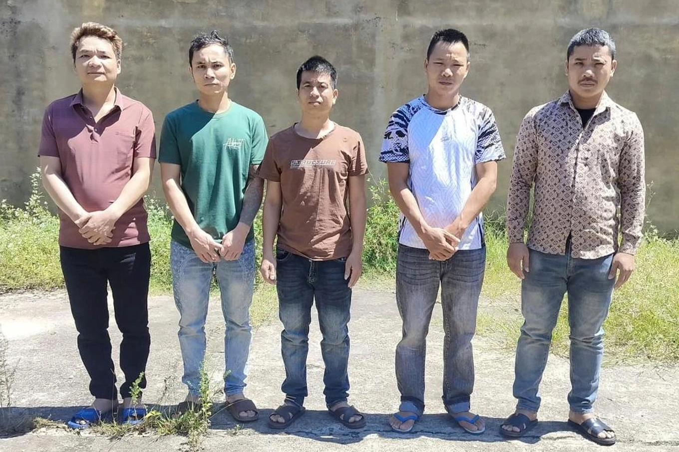 Thấy ô tô đỗ lâu không ai nhận, chủ gara rủ nhân viên mang đi bán