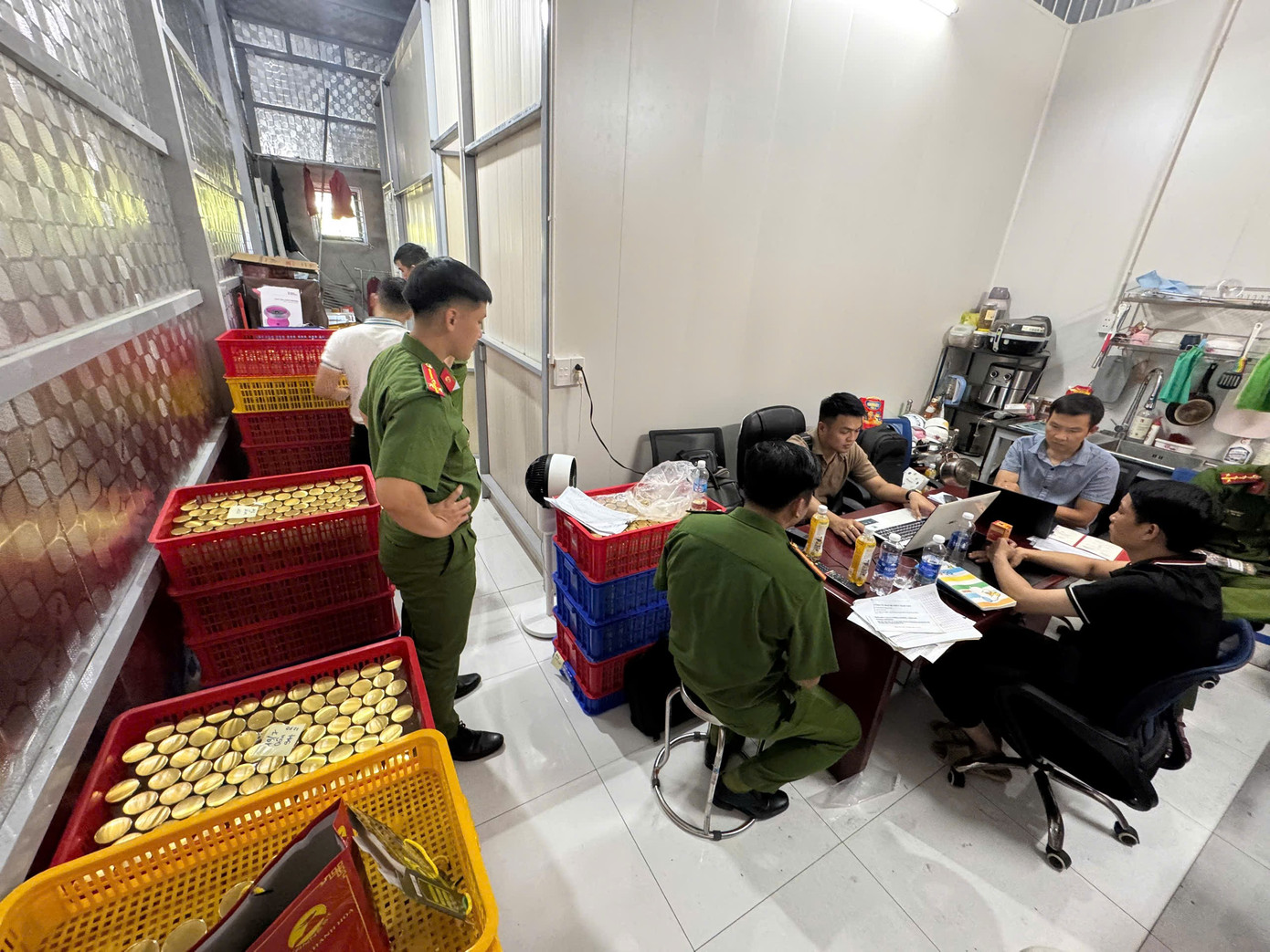 Triệt phá đường dây sản xuất yến hũ chưng giả quy mô lớn