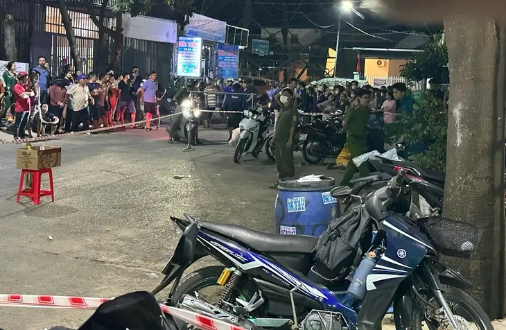 Clip hiện trường vụ 2 vợ chồng lớn tuổi tử vong trước cửa nhà ở TP.HCM