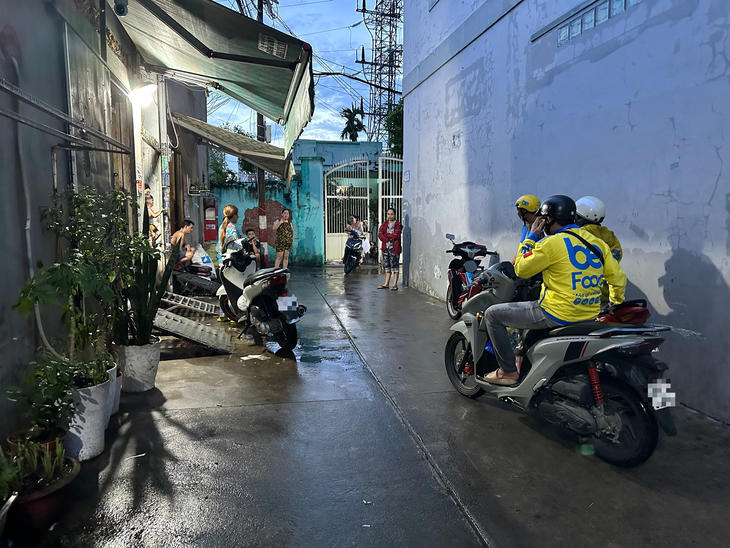 Nhiều shipper bức xúc vì mất tiền khi nhận giao hàng COD ở Phú Thạnh, TP.HCM