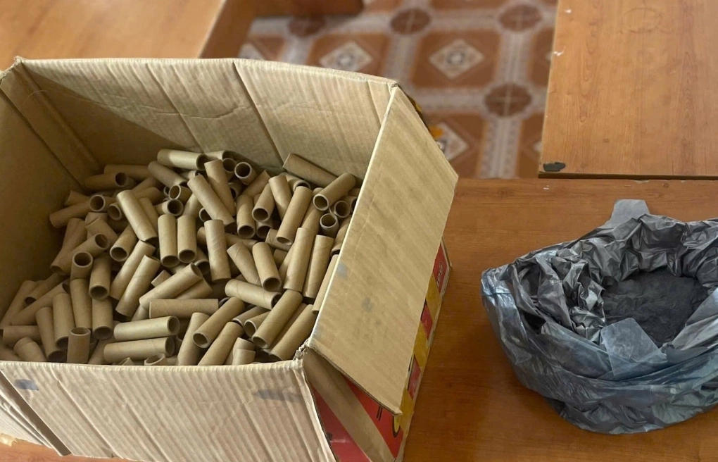 Thấy chồng tái phạm làm pháo, vợ đem tang vật nộp công an