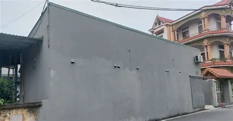 Hưng Yên: Thấy chủ đất đi vắng lâu ngày, nghĩ đất để không hoang phí, hàng xóm tốt bụng “xây hộ” giúp DÃY NHÀ TRỌ rồi cho thuê 😳