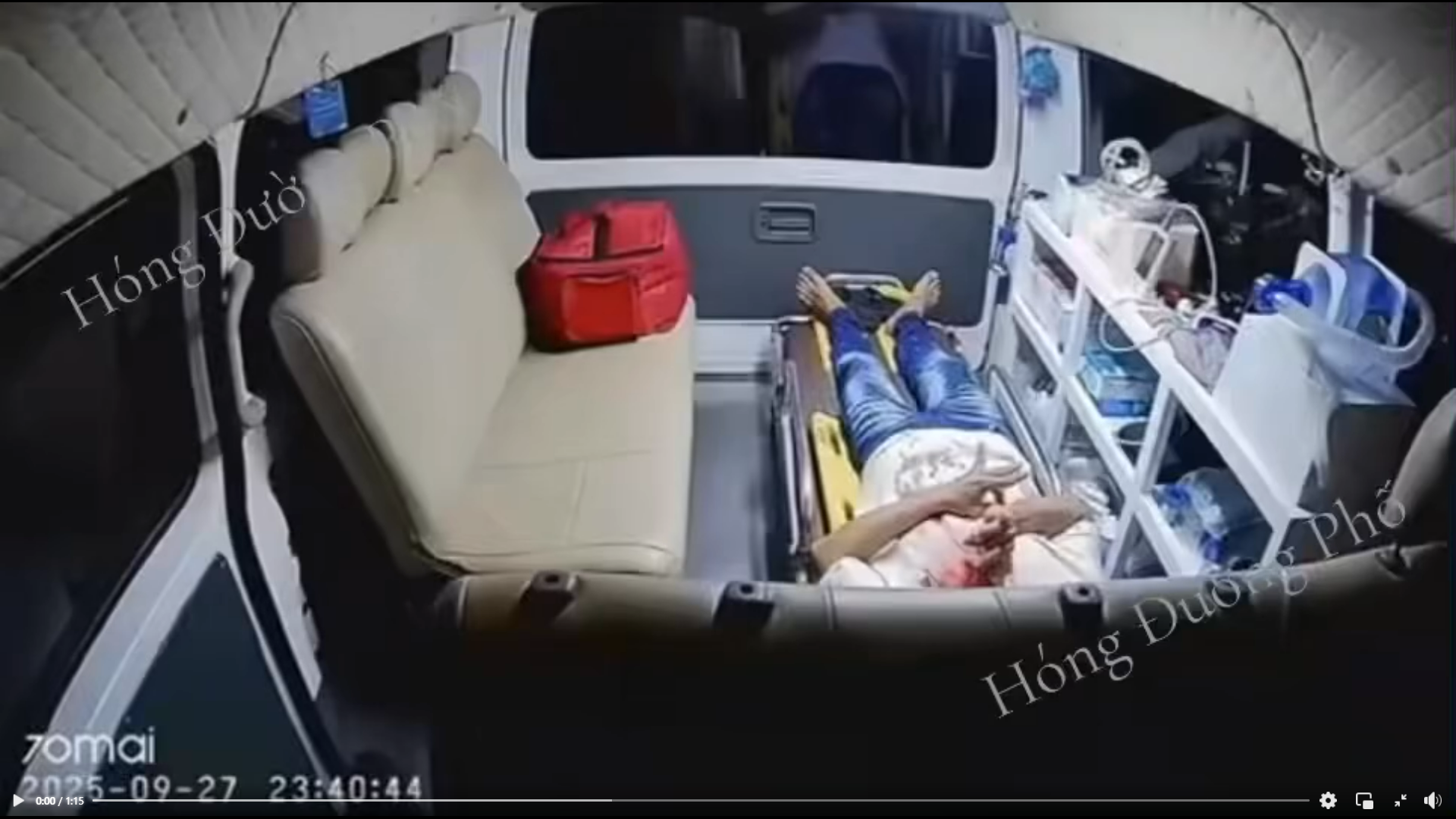 Thanh niên đang nằm rên rỉ nghe tiếng đồng đội bên ngoài vội bật dậy bắt mở cửa để xuống giải cứu