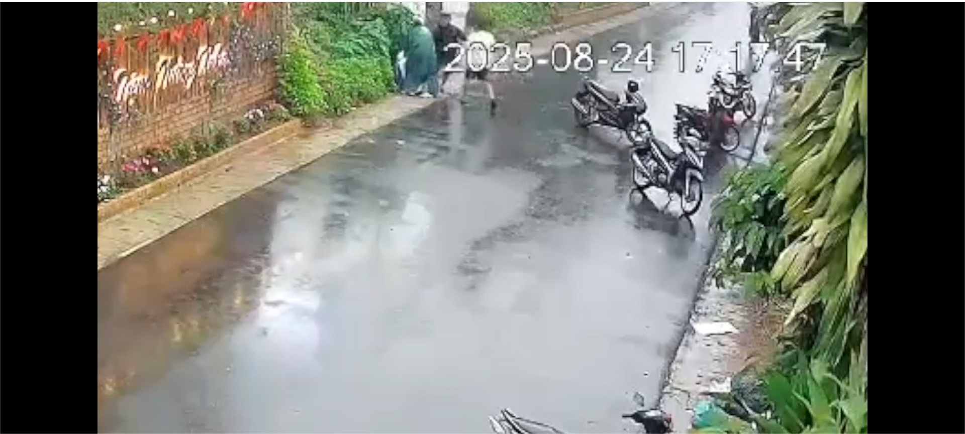 Chồng hỗ trợ người khác đánh vợ