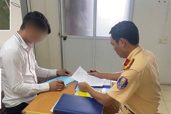 Xử phạt người đàn ông để trẻ thò đầu ra ngoài xe ô tô khi đang lưu thông ở Ninh Bình