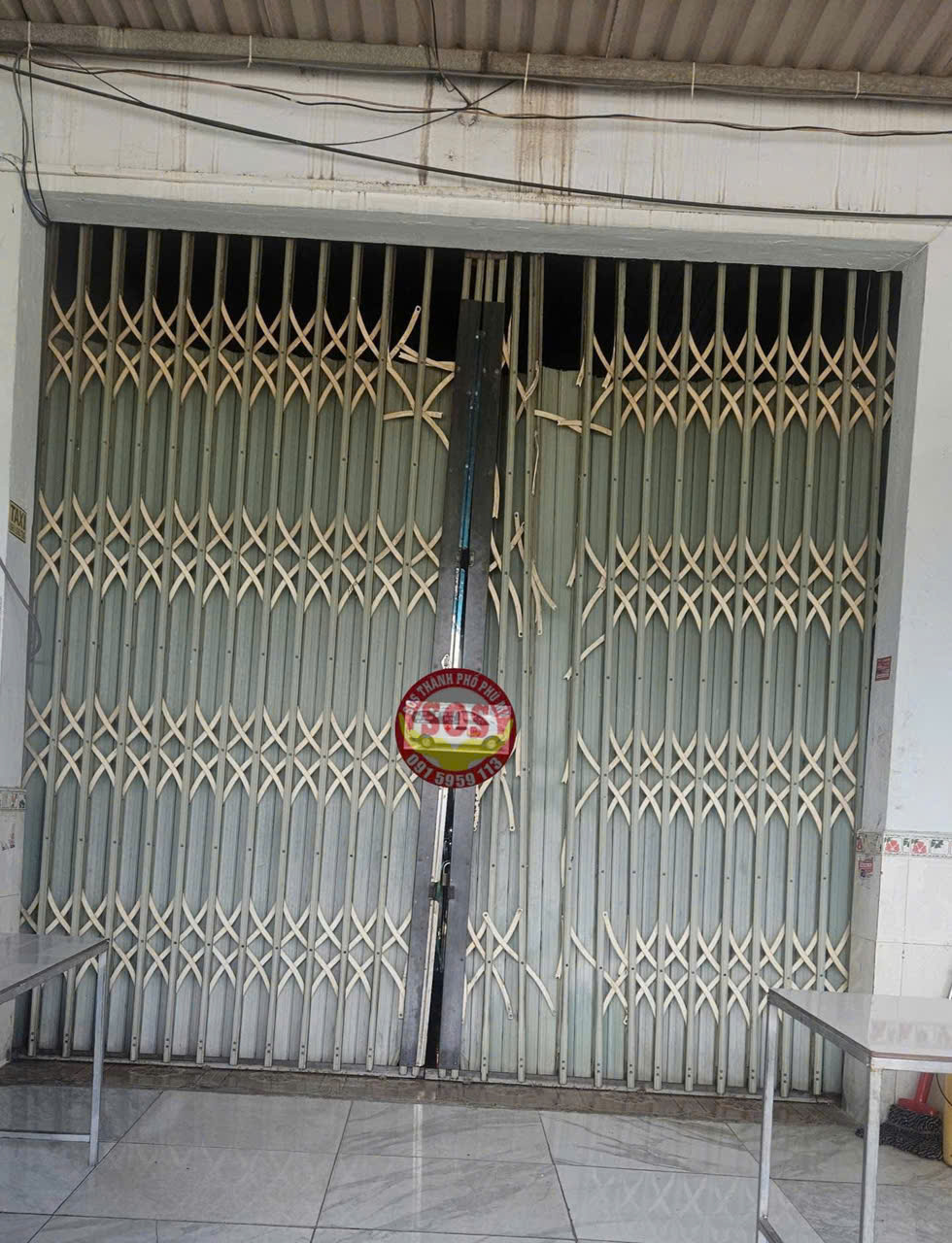 Bên trong cánh cửa là nơi lạnh lẽo nhất lúc này