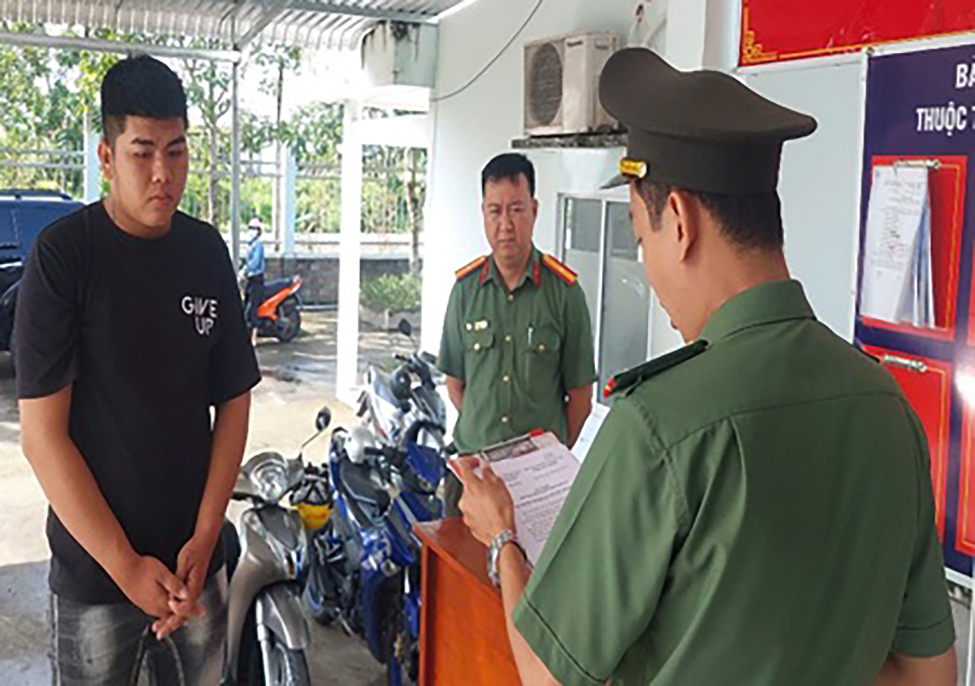 Đồng Tháp bắt giam đối tượng mua súng, đạn để giải quyết mâu thuẫn