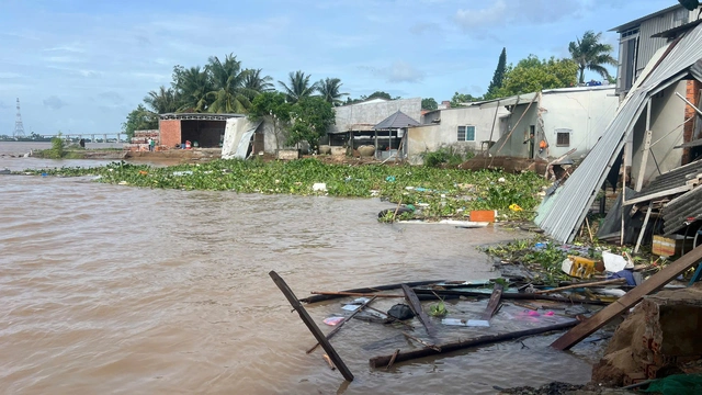 Hiện trường “hà bá nuốt nhà” ở Đồng Tháp, nhiều người nháo nhào