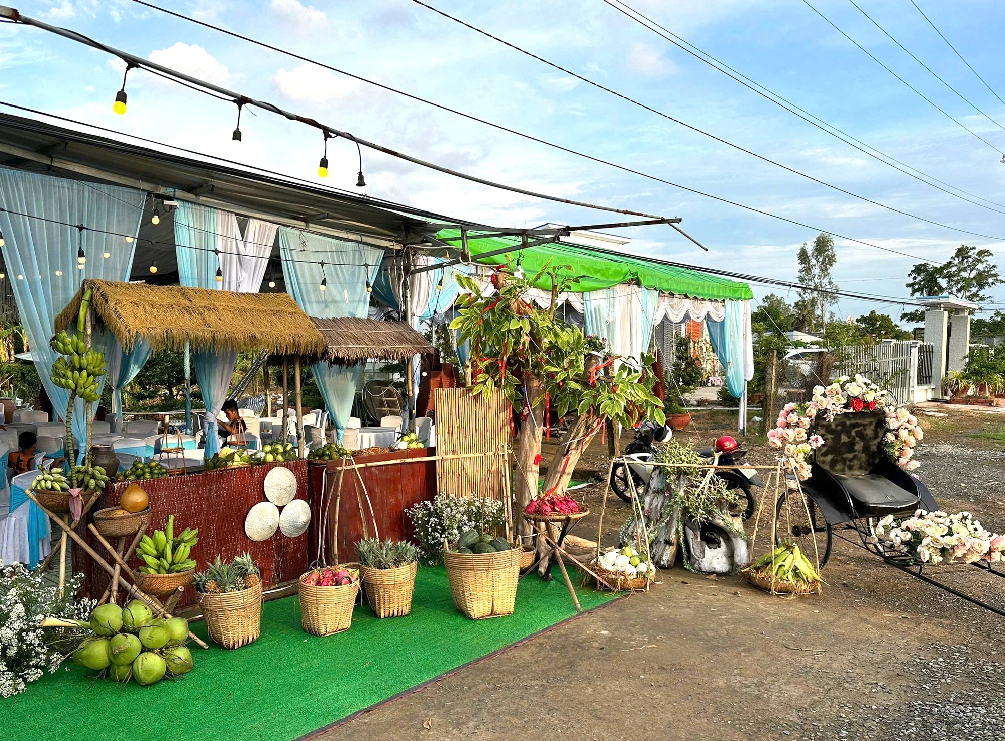 Độc đáo đám cưới được trang trí bằng quầy dừa, lu nước, hoa thiên điểu…