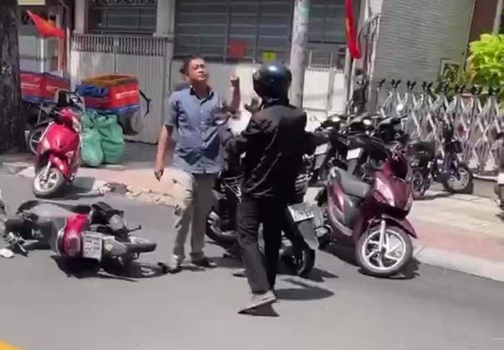 Xác minh clip người đàn ông đánh tới tấp người đi xe máy ở phường Tân Định