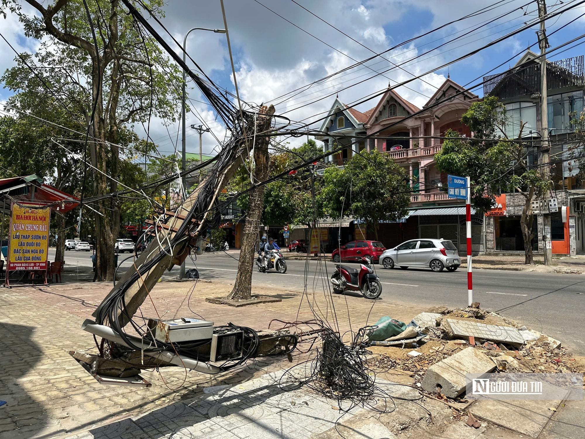 Nghệ An: Cột điện gãy đổ, dây cáp chằng chịt sà xuống đường tiềm ẩn nguy cơ tai nạn