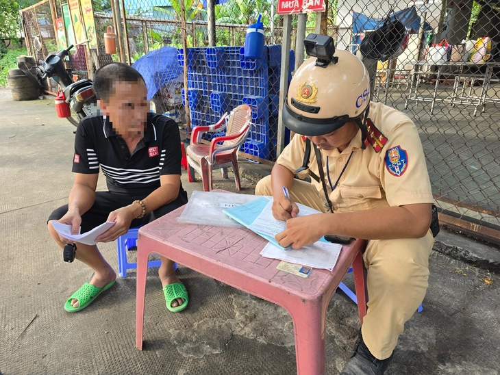 Tài xế và chủ xe ben bị phạt hơn 120 triệu đồng vì chạy vào đường cấm, chở quá tải