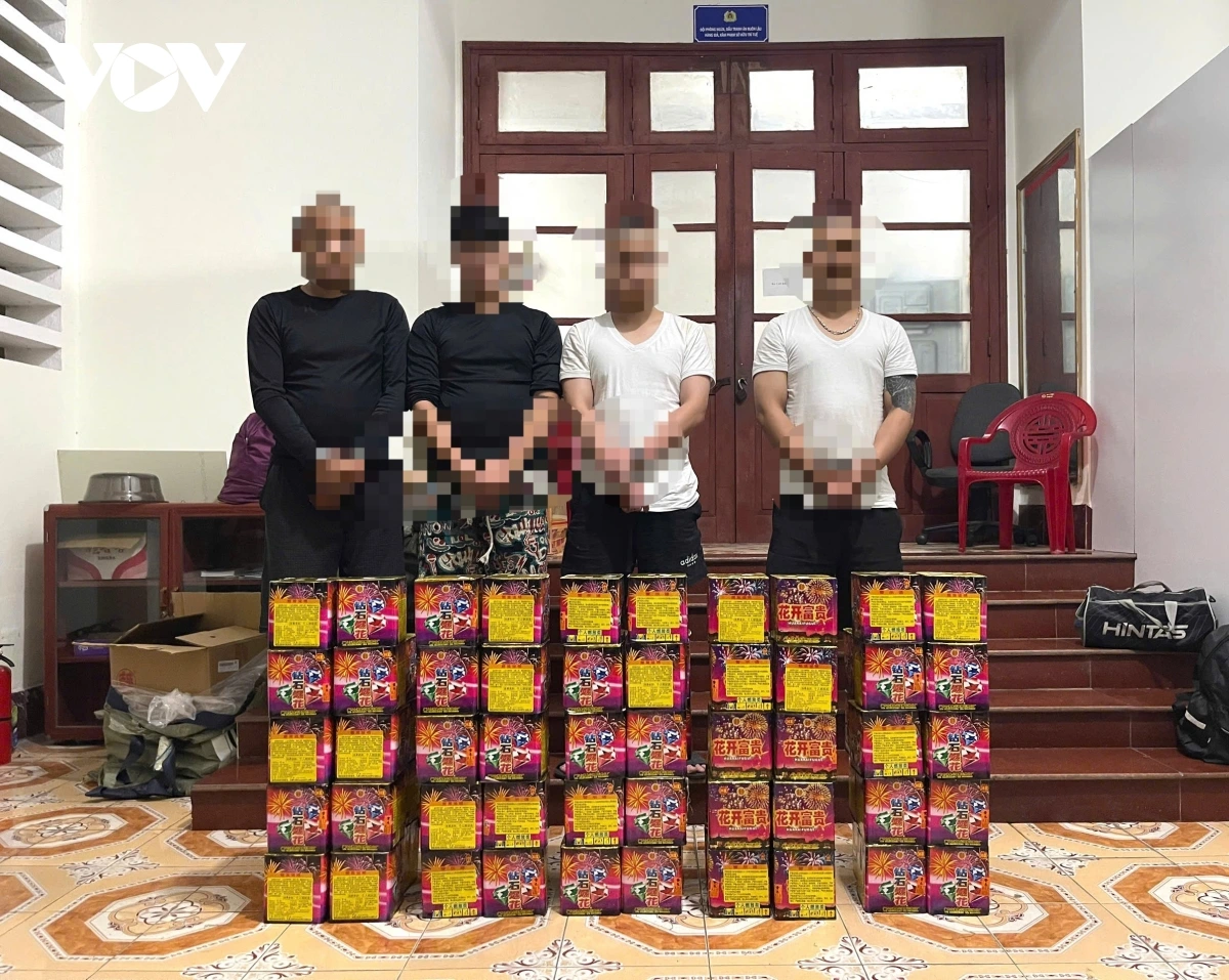 Bắt giữ 4 đối tượng vận chuyển hơn 1 tạ pháo nổ qua biên giới
