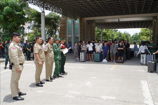 Tiếp nhận 79 công dân Việt Nam do Campuchia trao trả