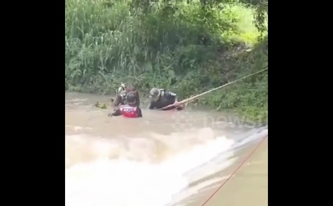 Vợ bị nước lũ cuốn trôi, người chồng có hành động khó tin