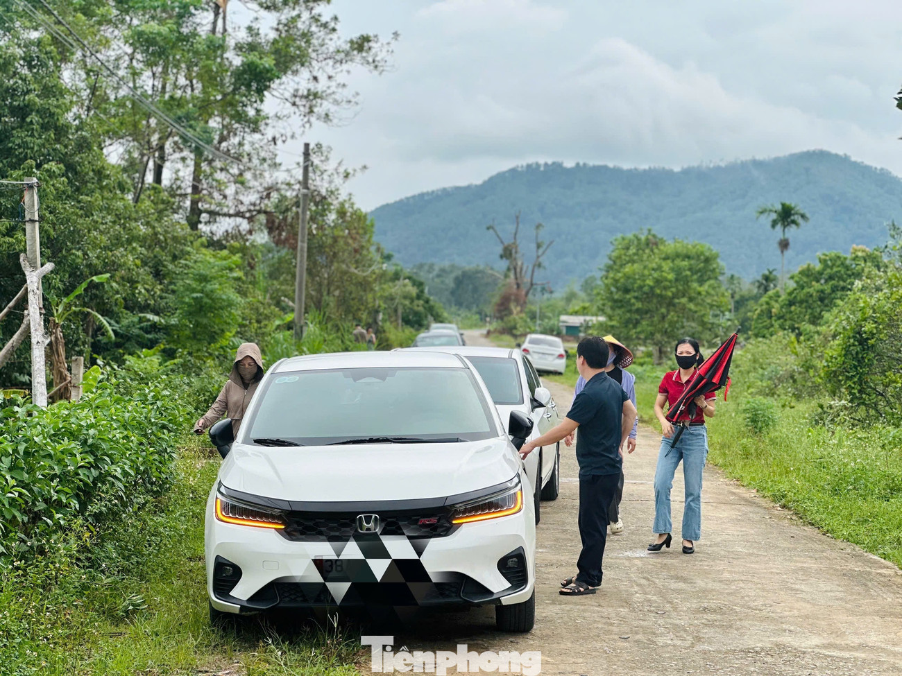 Cảnh tượng ‘cò đất’ ùn ùn đổ về, ô tô đậu kín đường làng sau công bố quy hoạch