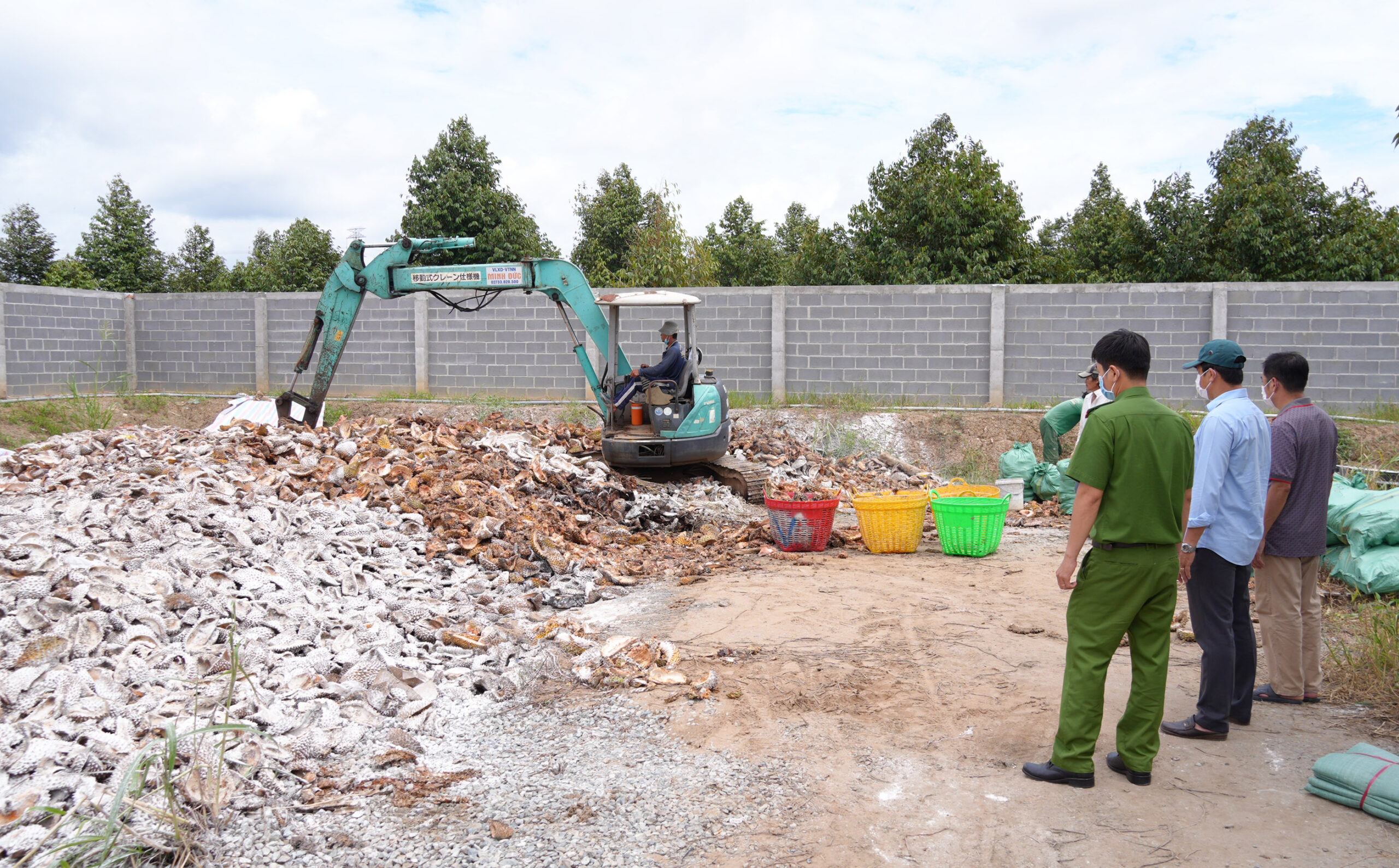 Công an “phục kích” bắt giữ 2 vụ đổ trộm vỏ sầu riêng số lượng lớn