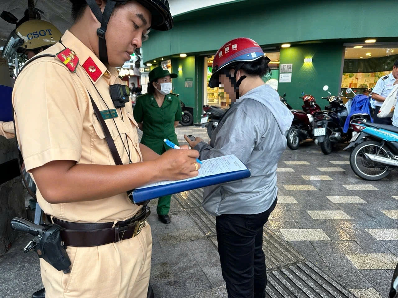 Chạy xe máy lên vỉa hè ‘cho nhanh’, nhiều người bị CSGT TP.HCM phạt 5 triệu