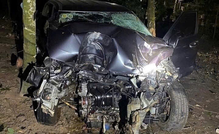 Hiện trường vụ ô tô tông xe máy lao vào rừng cao su, 3 mẹ con tử vong ở TP.HCM