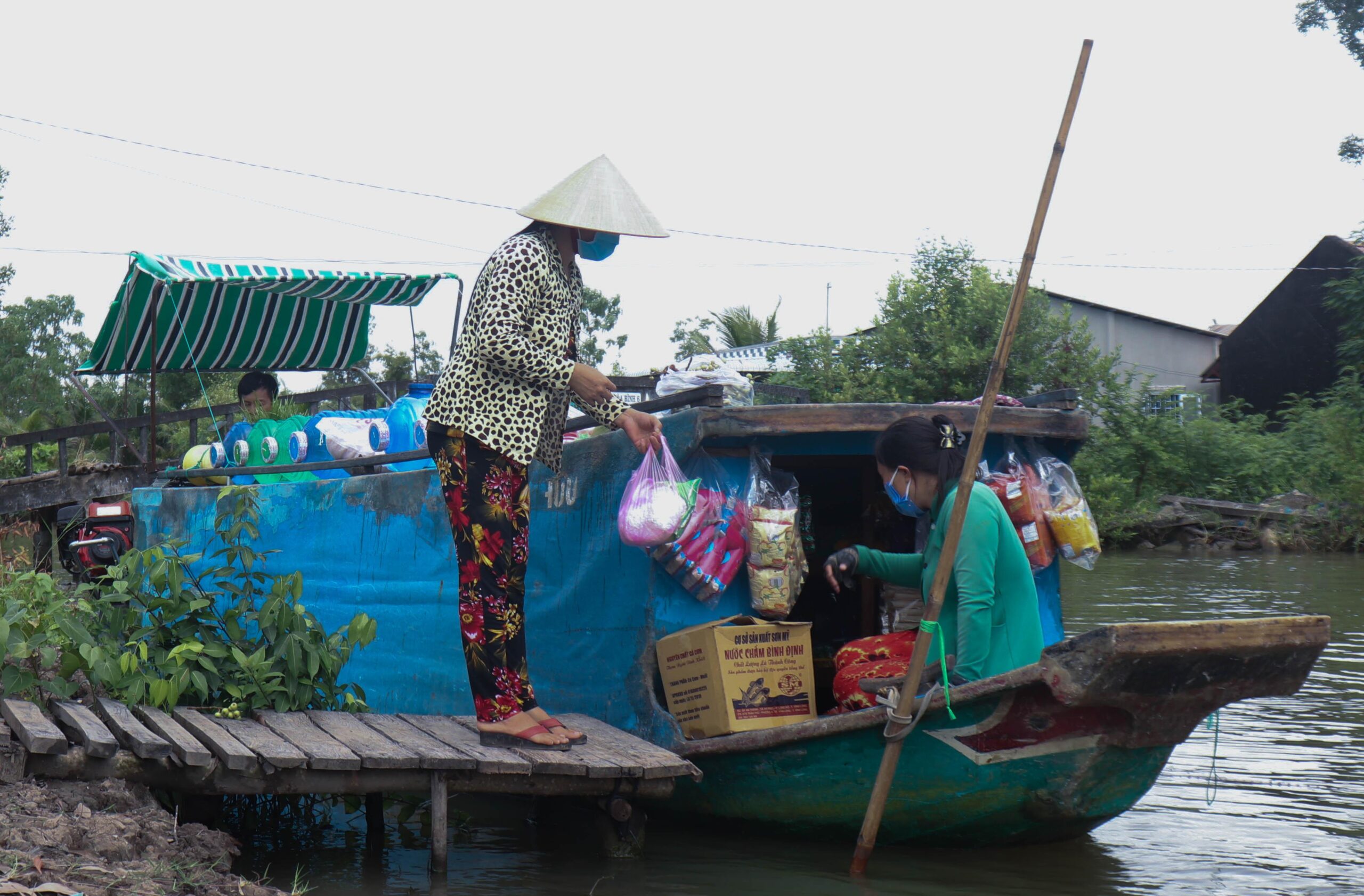 Ghe hàng ơi! Hãy chở tôi về tuổi thơ