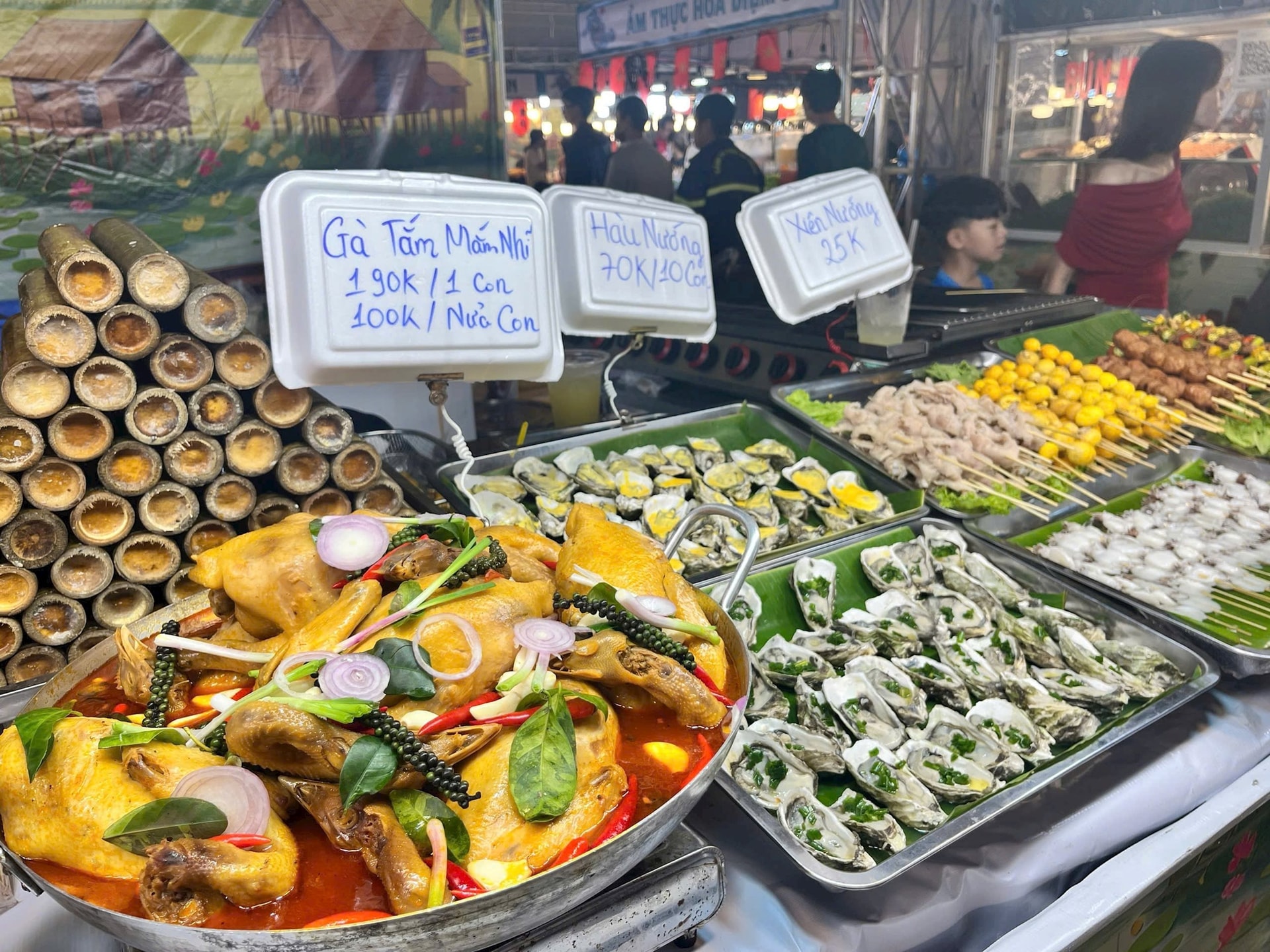 Rực rỡ sắc màu âm nhạc đường phố Mũi Né và hội chợ ẩm thực Phan Thiết