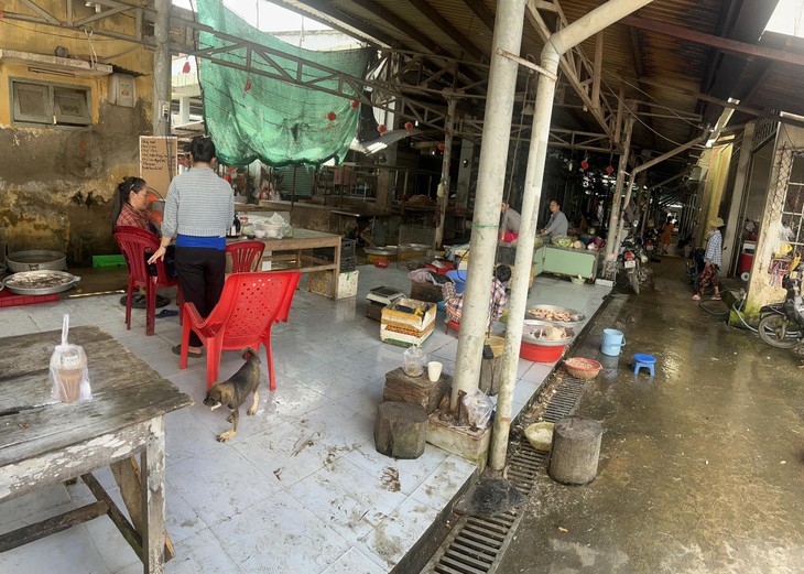 Cọc tiền hơn 55 triệu đồng bị chó tha ở chợ được người tốt đem trả cho chủ