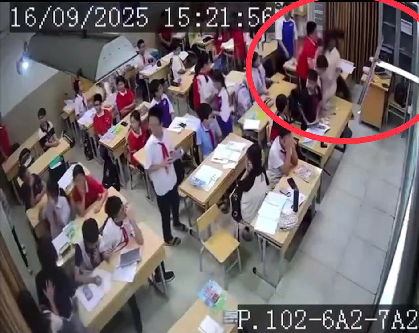 Hà Nội: Học sinh lớp 7 túm tóc, đè đầu, quật ngã cô giáo ngay trong lớp học