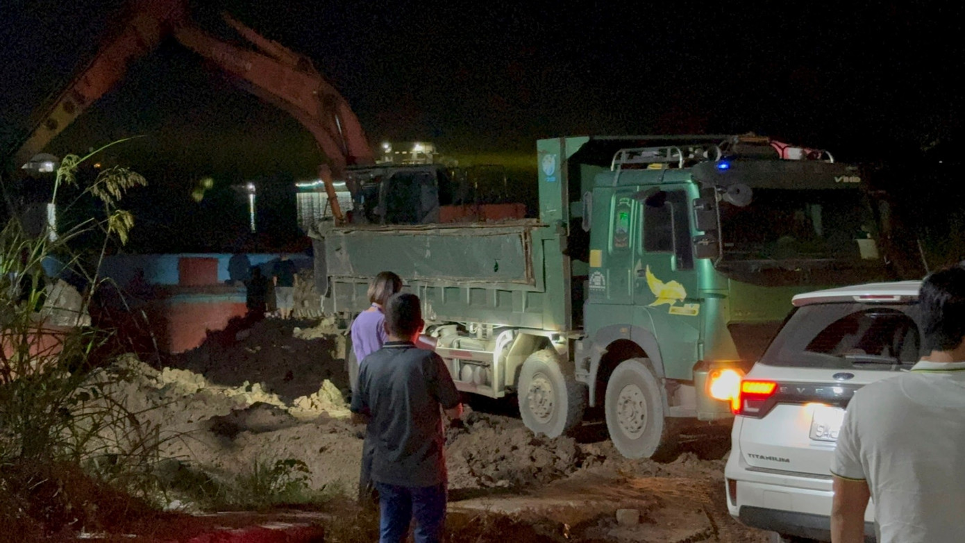 Vận chuyển phế thải bằng đường sông từ Hà Nội về Ninh Bình đổ trộm