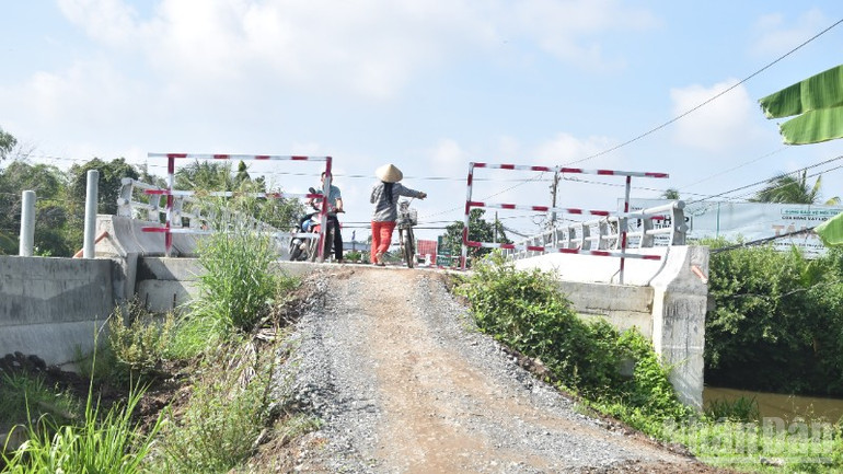 Cầu xây xong nhưng chưa có đường dẫn