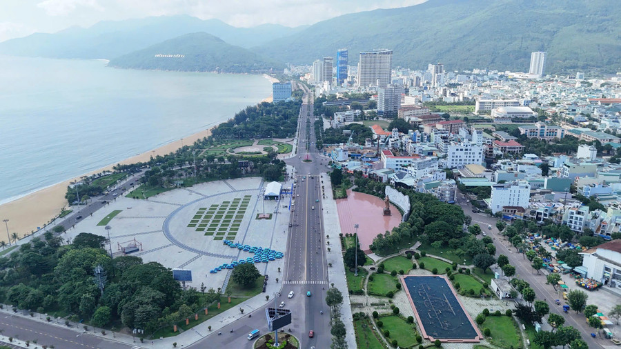 Phân luồng một số tuyến đường khu vực Quảng trường Nguyễn Tất Thành vào tối 4-10