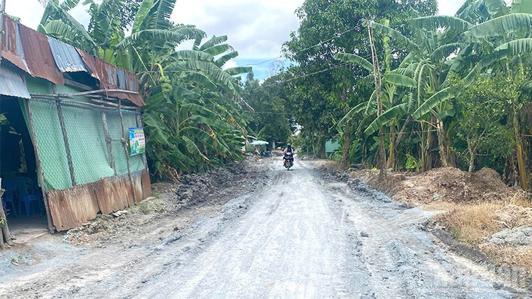Đồng Tháp: Khắc phục con đường lầy lội sau phản ánh của Báo Nhân Dân