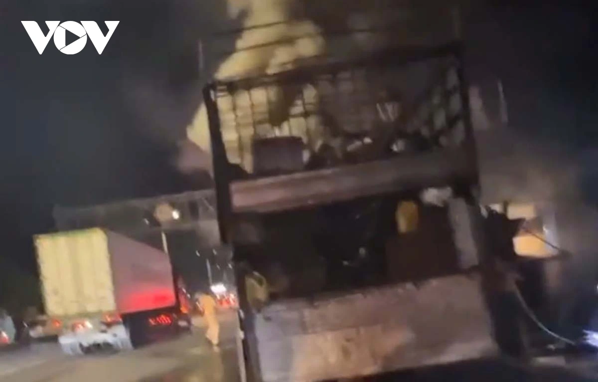 Ô tô tải chở phế liệu đang đậu bỗng dưng bốc cháy ở Đồng Tháp