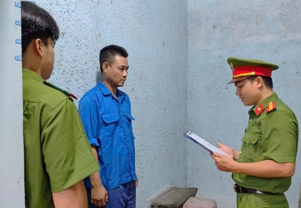 Nam thanh niên cố thủ trong ô tô, tông thẳng 4 xe công an để bỏ chạy